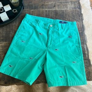 Men’s green vineyard vine whale print shorts